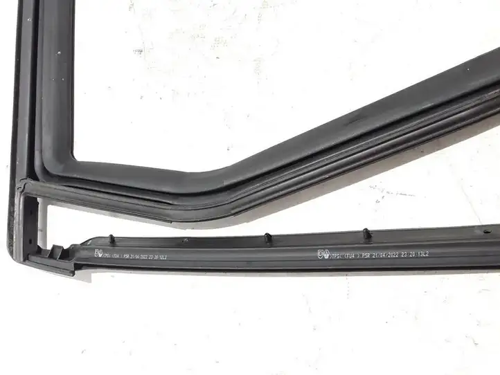 Dacia Jogger (2022 - )  823308377R Уплотнительная резина на задних дверях