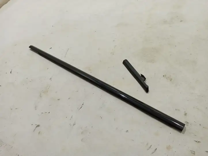 Land Rover Range Rover Evoque (2011 - 2015)  LR048551 Отделка стекла передней двери