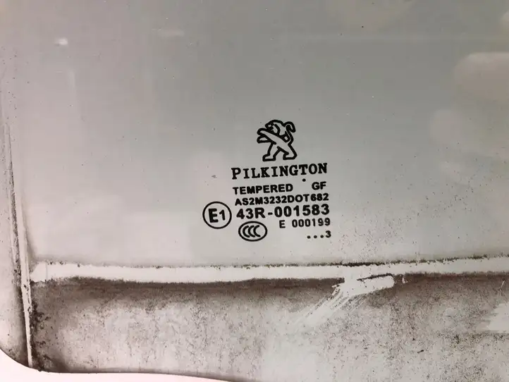 Peugeot 208 (2012 - 2015) 43R001583 Стекло задней двери — фото 3