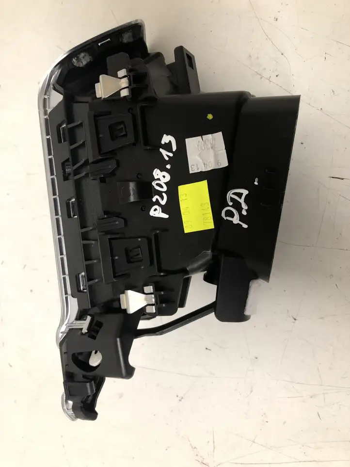 Peugeot 208 (2012 - 2015) 9673131677 Боковой воздушный дефлектор — фото 3