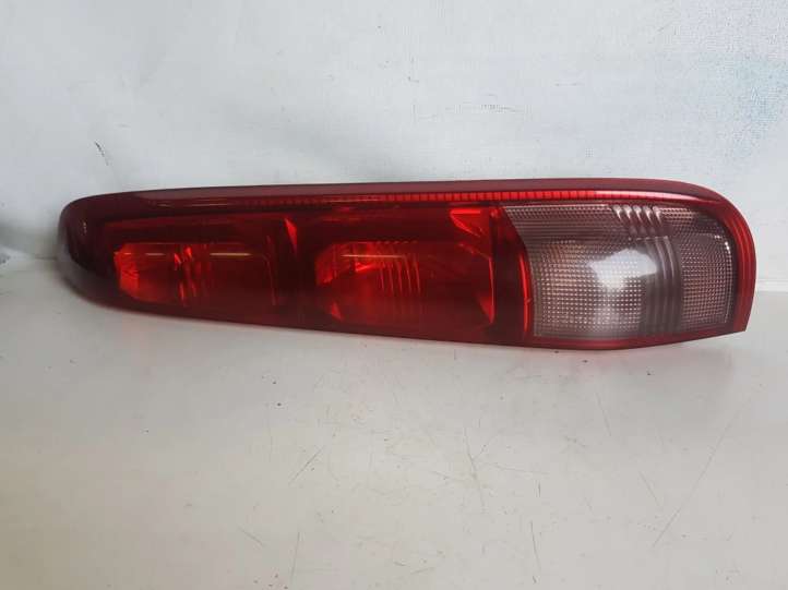 Nissan X-Trail T30 (2001 - 2007)   Задний фонарь в кузове