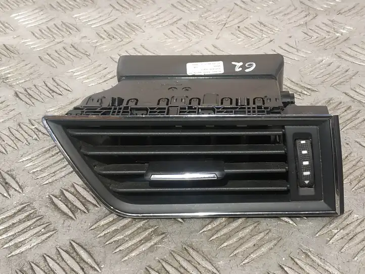 Skoda Superb B8 (3V) (2015 - 2023) 3V0819702C Воздушная решетка панели — фото 1