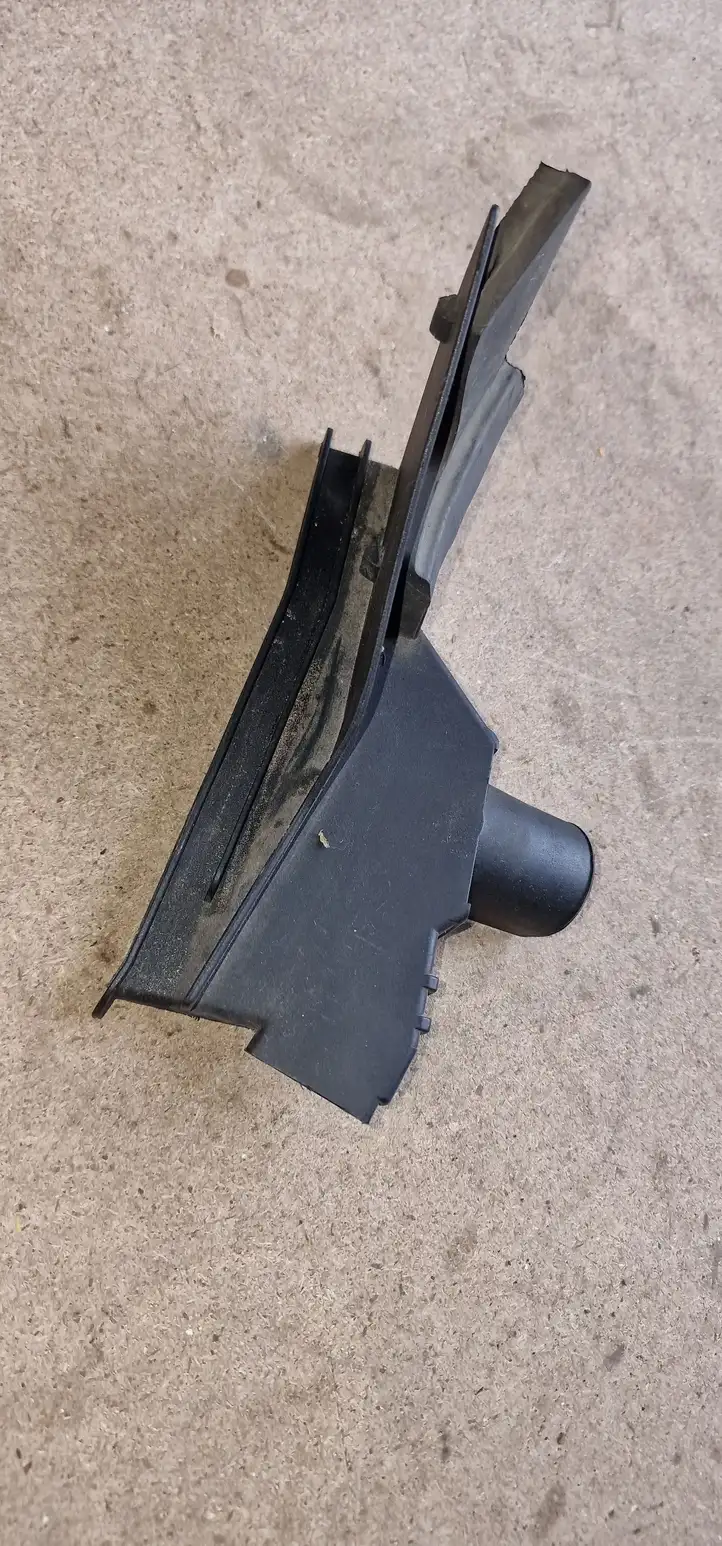 BMW 5 E60 E61 (2004 - 2010)  12521741981 Другая деталь отсека двигателя