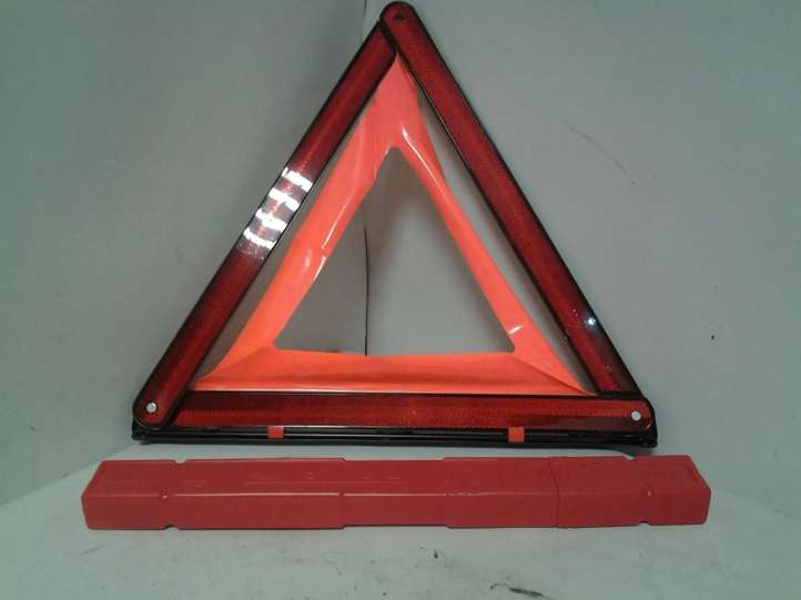 Audi A4 (2004 - 2009)  8H0860251 Аварийный знак