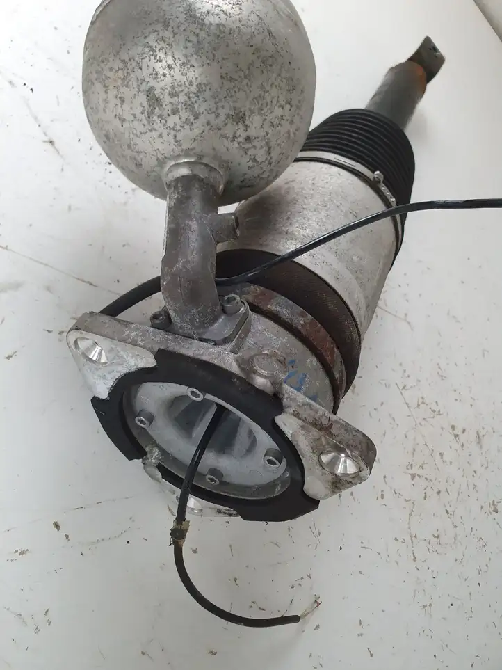 Volkswagen Phaeton (2002 - 2008)   Задняя пневматическая (воздушная) подушка с амортизатором