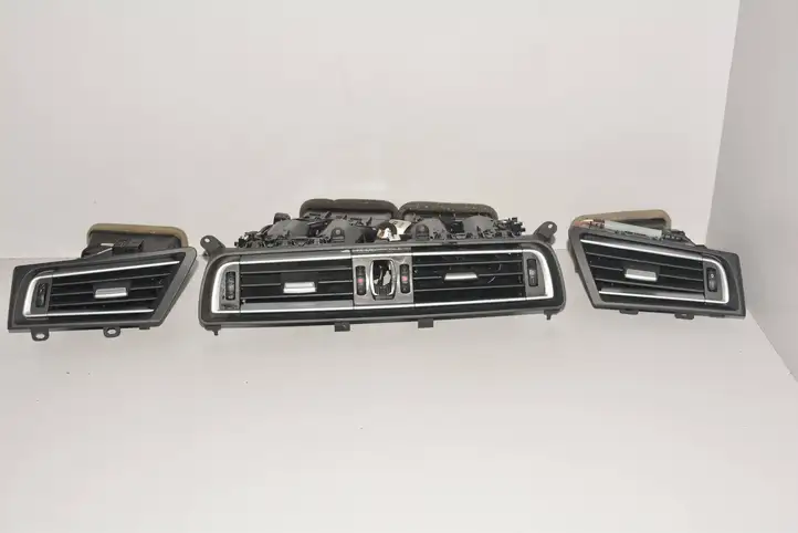 BMW 7 F01 (2008 - 2016) 9115861 Воздушная решетка панели — фото 1