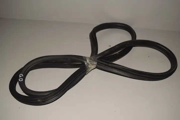 BMW X6 E71 (2008 - 2014)   Уплотнительная резина на задних дверях