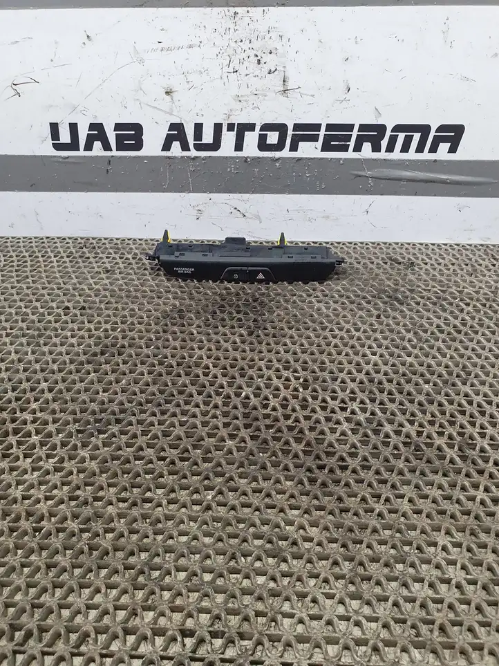 Kia Rio (2015 - 2017) 93790H8900WK Включатель аварийных фонарей — фото 1