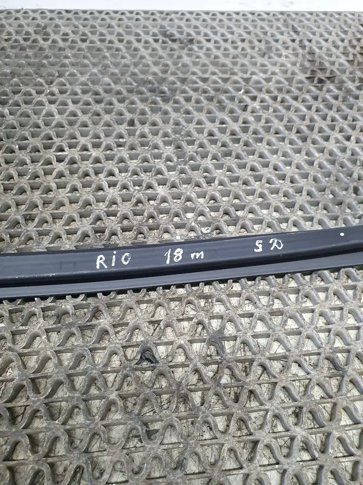 Kia Rio (2015 - 2017)   Уплотнительная резина стекла задней двери