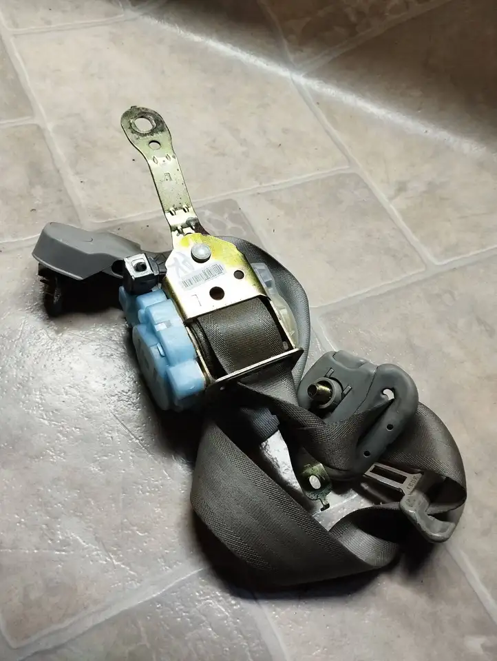 Kia Opirus (2003 - 2007)  888103F100 Передний ремень безопасности