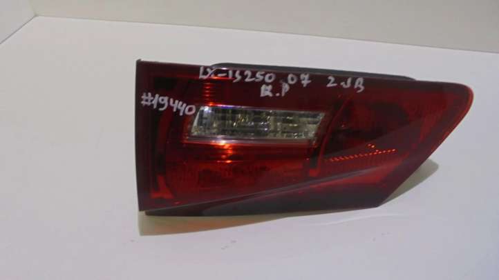 Lexus IS 220 (2005 - 2010)   Задний фонарь в крышке багажника