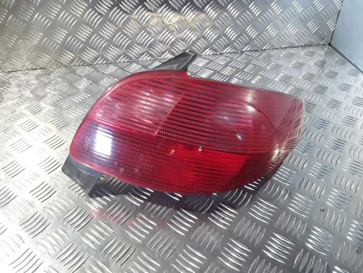 Peugeot 206 (1998 - 2012)  2531 Задний фонарь в кузове