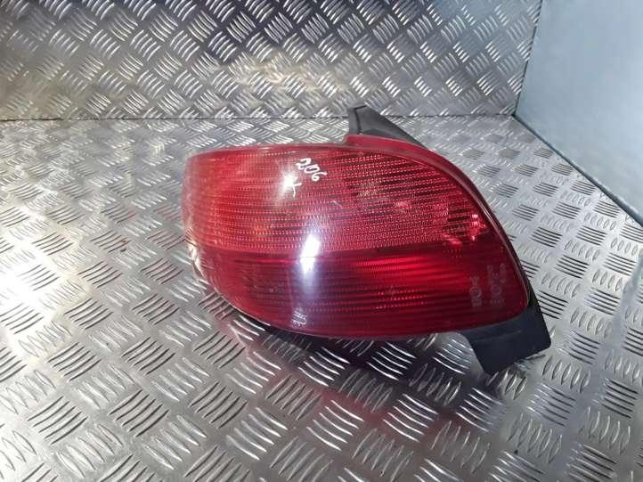 Peugeot 206 (1998 - 2012)  2531 Задний фонарь в кузове