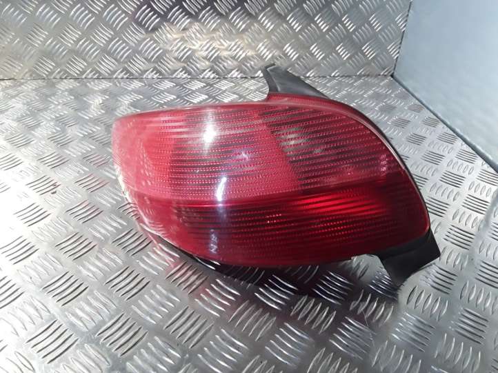 Peugeot 206 (1998 - 2012)  2531 Задний фонарь в кузове