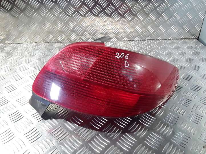Peugeot 206 (1998 - 2012)  2659 Задний фонарь в кузове