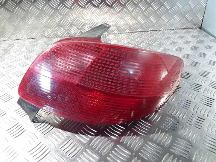 Peugeot 206 (1998 - 2012)  2531D Задний фонарь в кузове