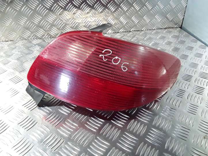 Peugeot 206 (1998 - 2012)  2531D Задний фонарь в кузове