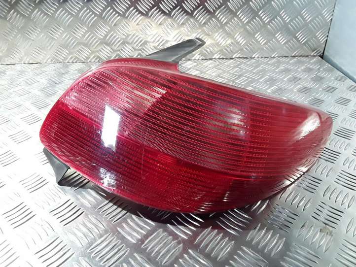 Peugeot 206 (1998 - 2012)  2531D Задний фонарь в кузове