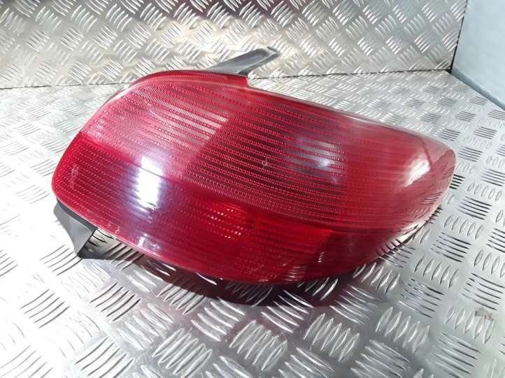 Peugeot 206 (1998 - 2012)  2531D Задний фонарь в кузове