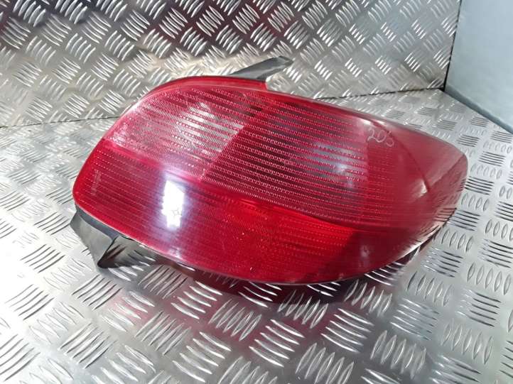 Peugeot 206 (1998 - 2012)  2531D Задний фонарь в кузове