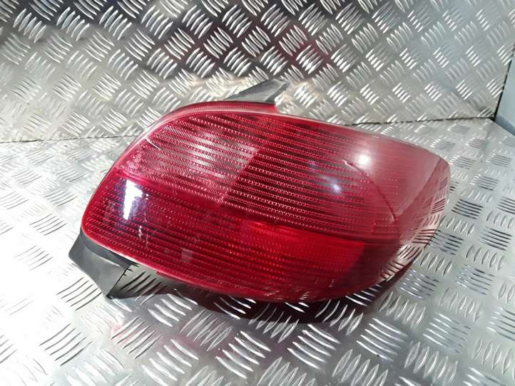 Peugeot 206 (1998 - 2012)  2531D Задний фонарь в кузове