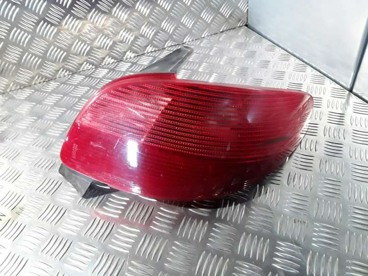 Peugeot 206 (1998 - 2012)  2531 Задний фонарь в кузове