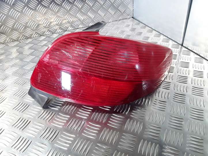 Peugeot 206 (1998 - 2012)  2531 Задний фонарь в кузове