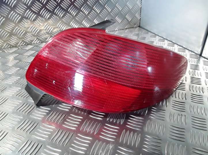 Peugeot 206 (1998 - 2012)  2531 Задний фонарь в кузове