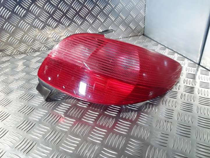 Peugeot 206 (1998 - 2012)  2531 Задний фонарь в кузове