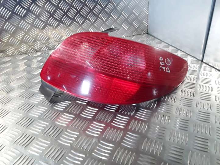 Peugeot 206 (1998 - 2012)  2531 Задний фонарь в кузове