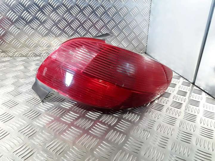 Peugeot 206 (1998 - 2012)  2531 Задний фонарь в кузове