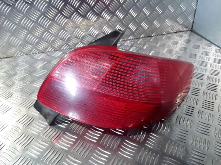 Peugeot 206 (1998 - 2012)   Задний фонарь в кузове