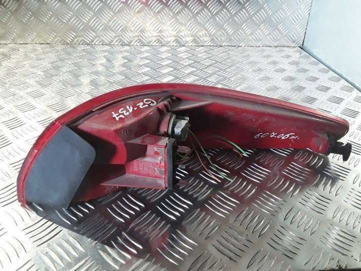 Peugeot 607 (2000 - 2004)  2543G Задний фонарь в кузове