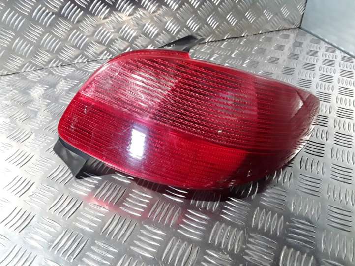 Peugeot 206 (1998 - 2012)  2531D Задний фонарь в кузове
