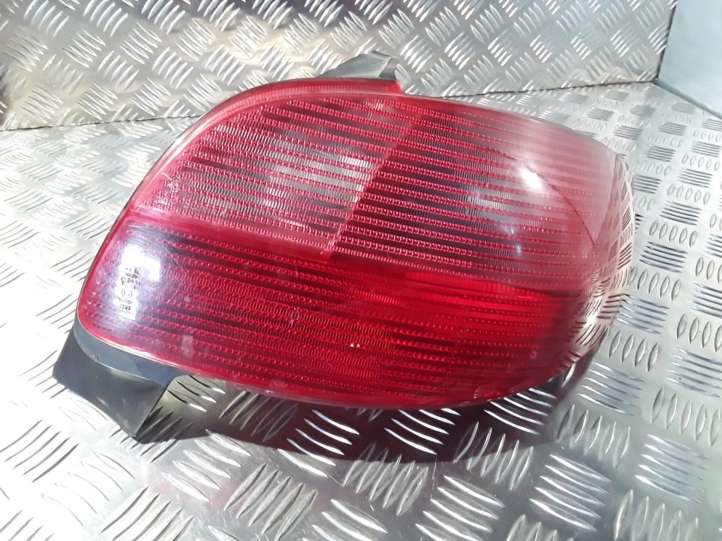 Peugeot 206 (1998 - 2012)  2531D Задний фонарь в кузове