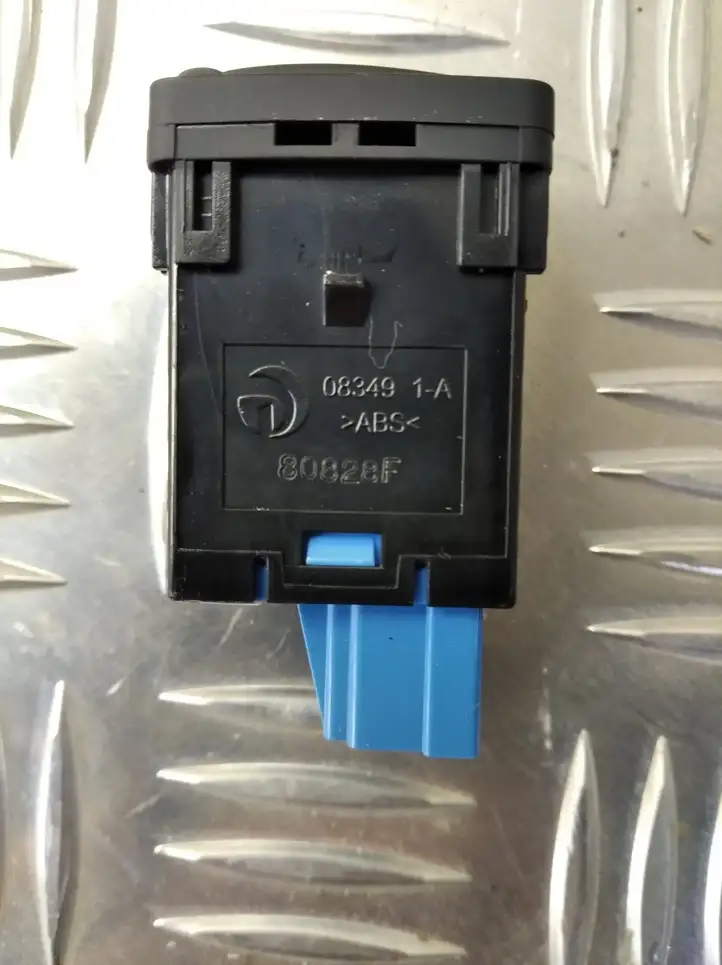 Nissan X-Trail T32 (2014 - 2021) 80828F Кнопка фаркопа в багажнике — фото 3