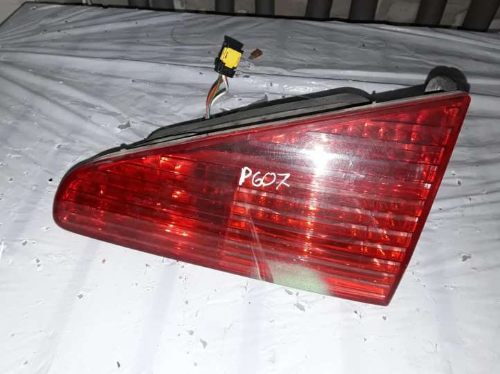 Peugeot 607 (2000 - 2004)   Задний фонарь в крышке багажника