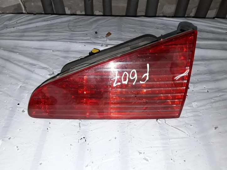 Peugeot 607 (2000 - 2004)   Задний фонарь в крышке багажника