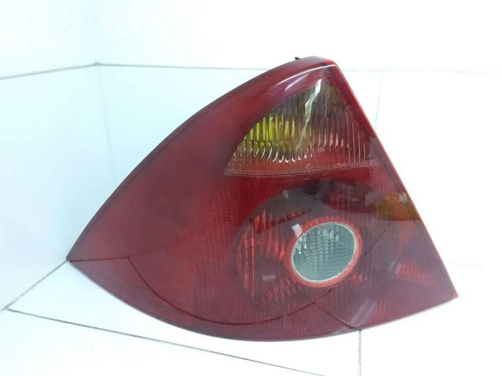 Ford Mondeo Mk III (2000 - 2007)  1S7113405A Задний фонарь в кузове