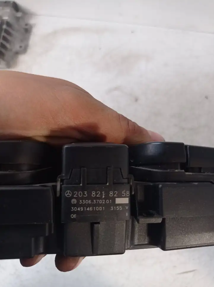 Mercedes-Benz C W203 (2000 - 2007)  2038218258 Включатель аварийных фонарей