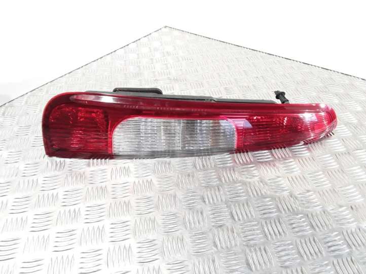 Ford C-Max (2003 - 2007)   Задний фонарь в кузове