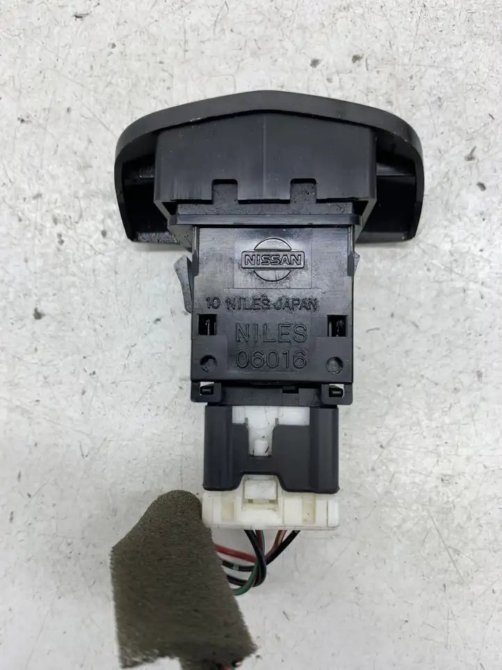 Nissan Primera (2001 - 2008) NILES06016 Включатель аварийных фонарей — фото 2