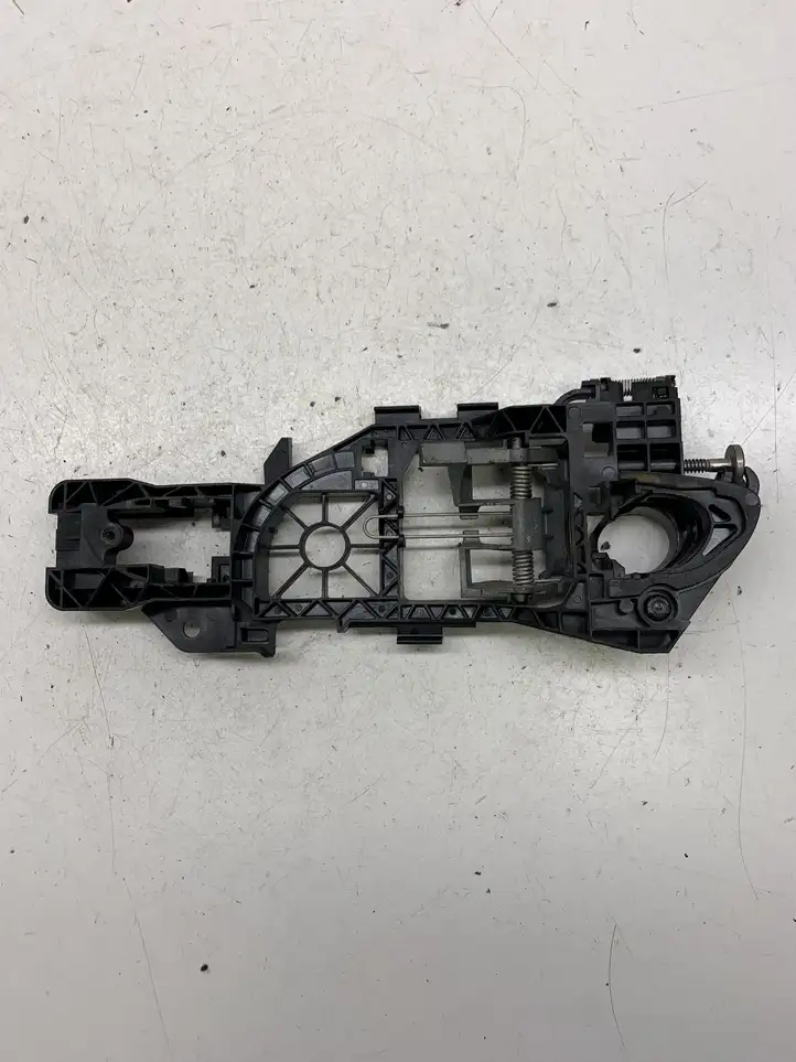 Volkswagen PASSAT B6 (2005 - 2010)  3C0837885J Крепление для наружной ручки задней двери