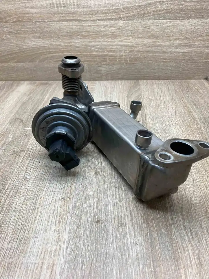 BMW 3 E90 E91 (2005 - 2012)  730065304 Охладитель EGR