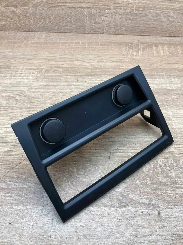 BMW 7 F01 F02 F03 F04 (2008 - 2016)  9113673 12 V гнездо (сзади)