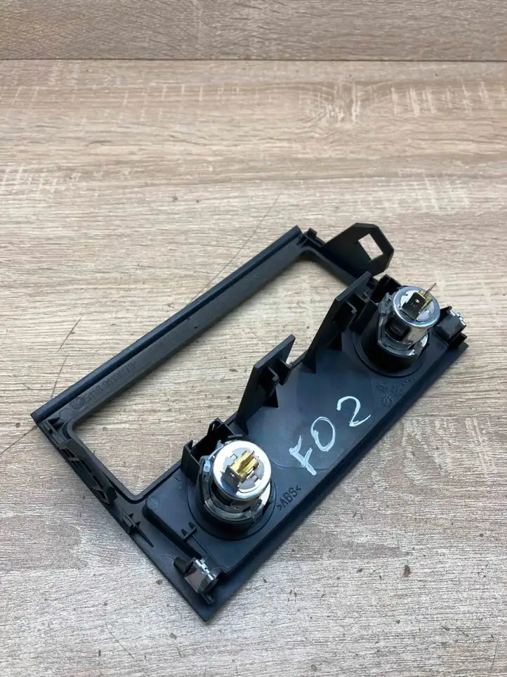 BMW 7 F01 F02 F03 F04 (2008 - 2016)  9113673 12 V гнездо (сзади)