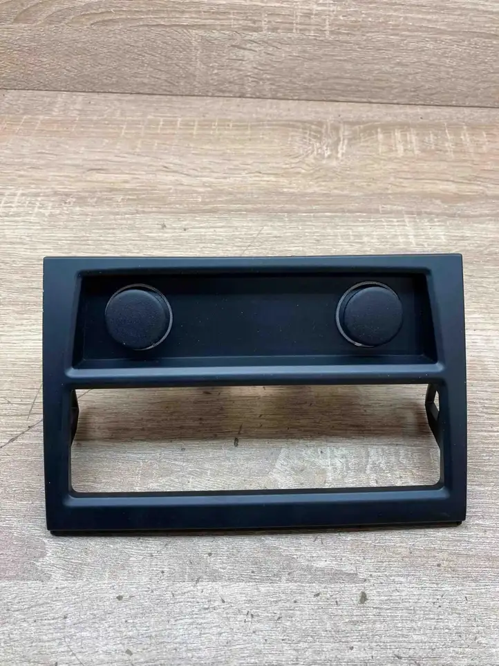 BMW 7 F01 F02 F03 F04 (2008 - 2016)  9113673 12 V гнездо (сзади)