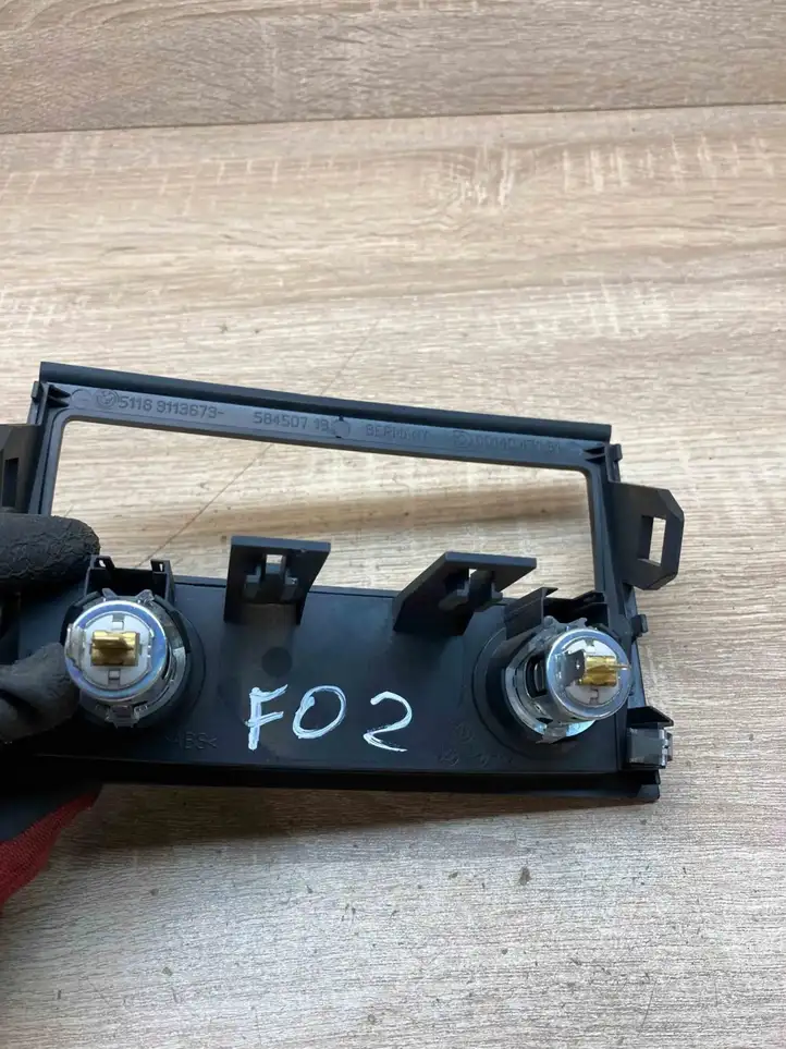 BMW 7 F01 F02 F03 F04 (2008 - 2016)  9113673 12 V гнездо (сзади)