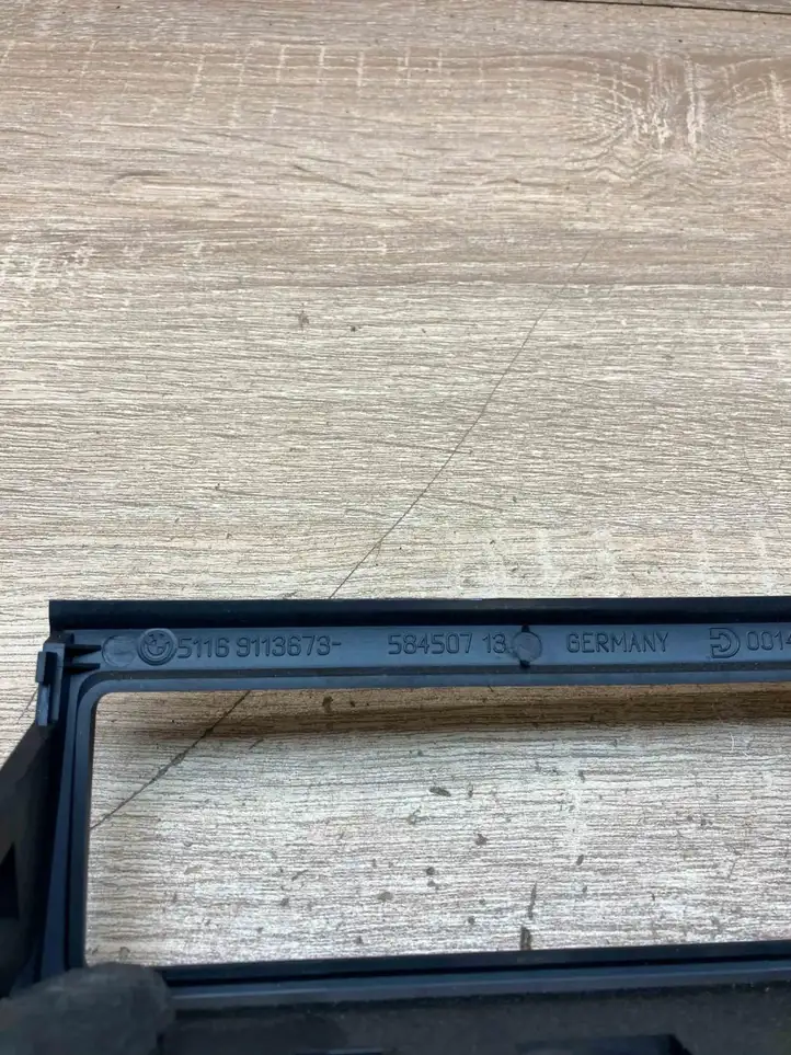 BMW 7 F01 F02 F03 F04 (2008 - 2016)  9113673 12 V гнездо (сзади)