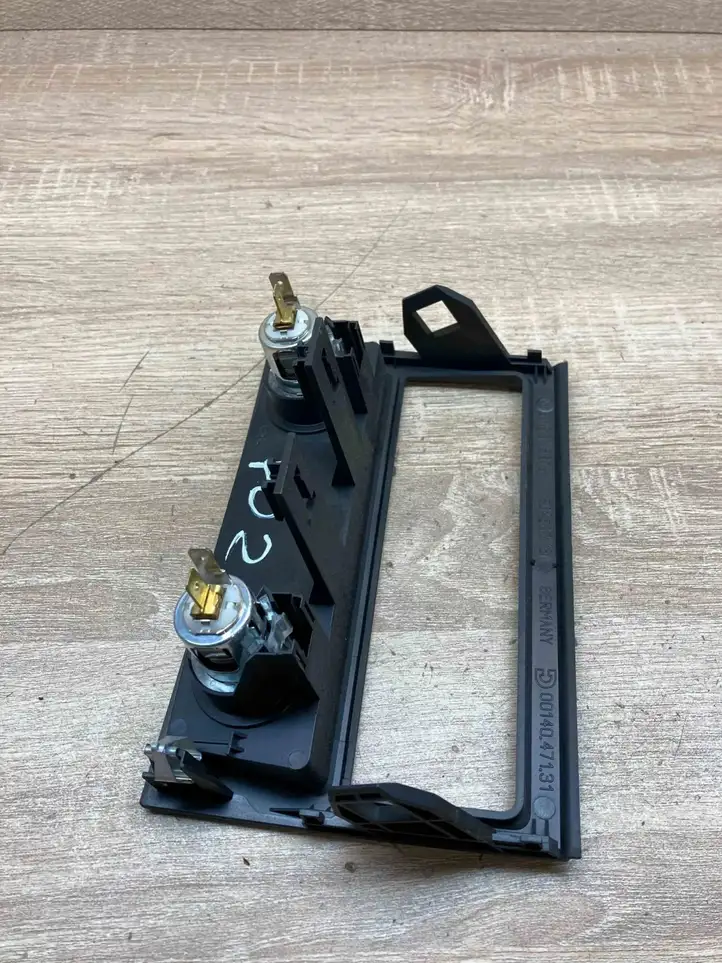 BMW 7 F01 F02 F03 F04 (2008 - 2016)  9113673 12 V гнездо (сзади)